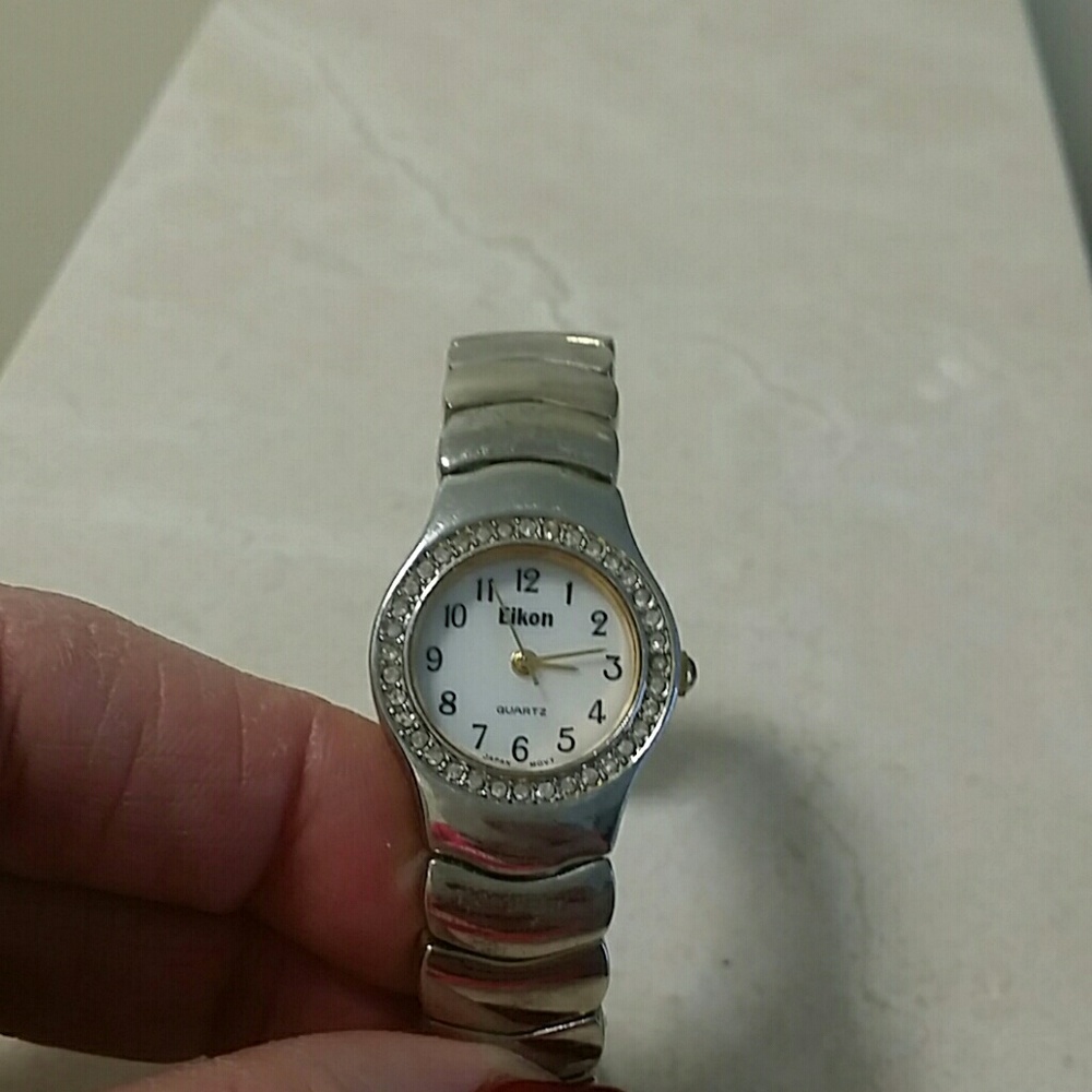 🎉Reduced🎉Rhinestone watch with mother of pearl